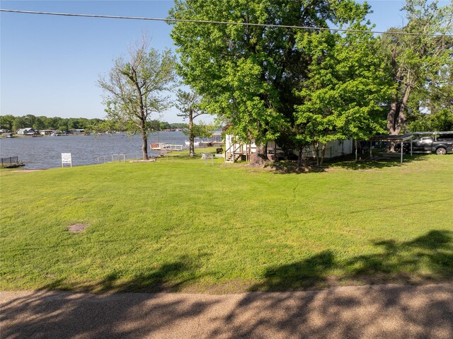 view of yard featuring a water view