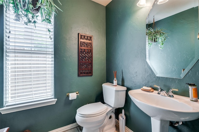 809 Lake Point Cir, Mckinney, TX 75072 - bathroom with toilet, a textured wall, a sink, and baseboards