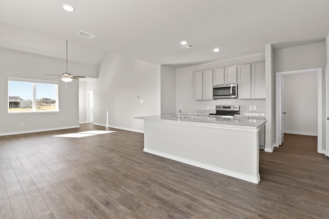 kitchen featuring a sink, stainless steel appliances, baseboards, and recessed lighting