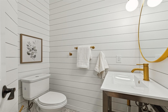 627 N Hampton Rd, Dallas, TX 75208 - bathroom featuring toilet and wood walls