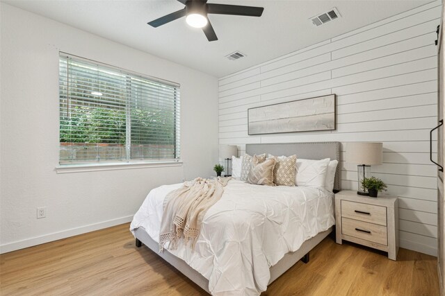627 N Hampton Rd, Dallas, TX 75208 - bedroom with light wood-style flooring, baseboards, and a ceiling fan
