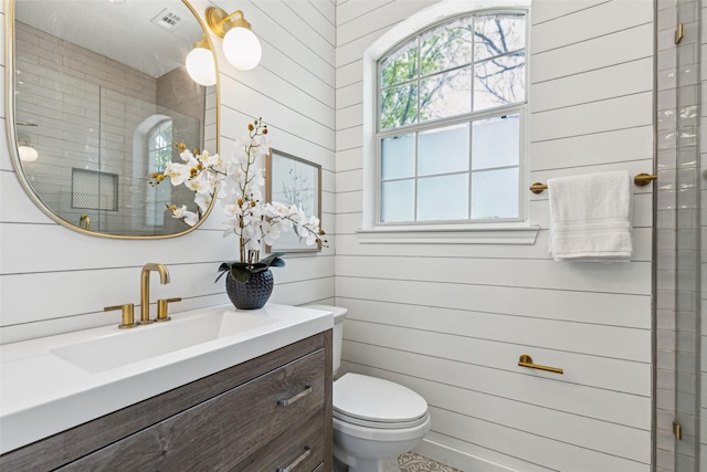 627 N Hampton Rd, Dallas, TX 75208 - full bath with vanity, a tile shower, and toilet
