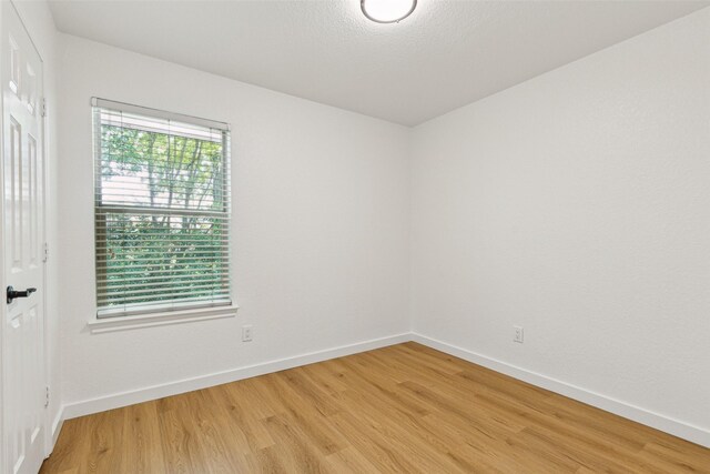 627 N Hampton Rd, Dallas, TX 75208 - unfurnished room with light wood finished floors and baseboards