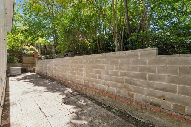 627 N Hampton Rd, Dallas, TX 75208 - exterior space featuring fence and central air condition unit