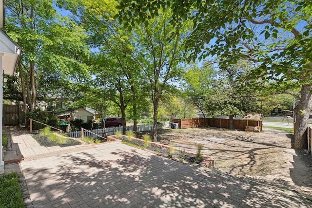 627 N Hampton Rd, Dallas, TX 75208 - view of yard with fence