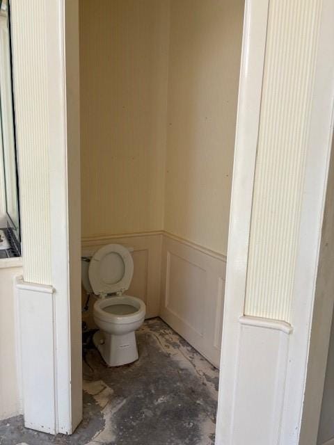 1417 Wyndmere Dr, Desoto, TX 75115 - bathroom with a decorative wall, a wainscoted wall, and toilet