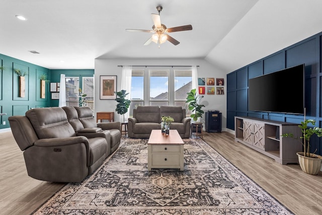 living area featuring light wood-type flooring, ceiling fan, baseboards, and recessed lighting
