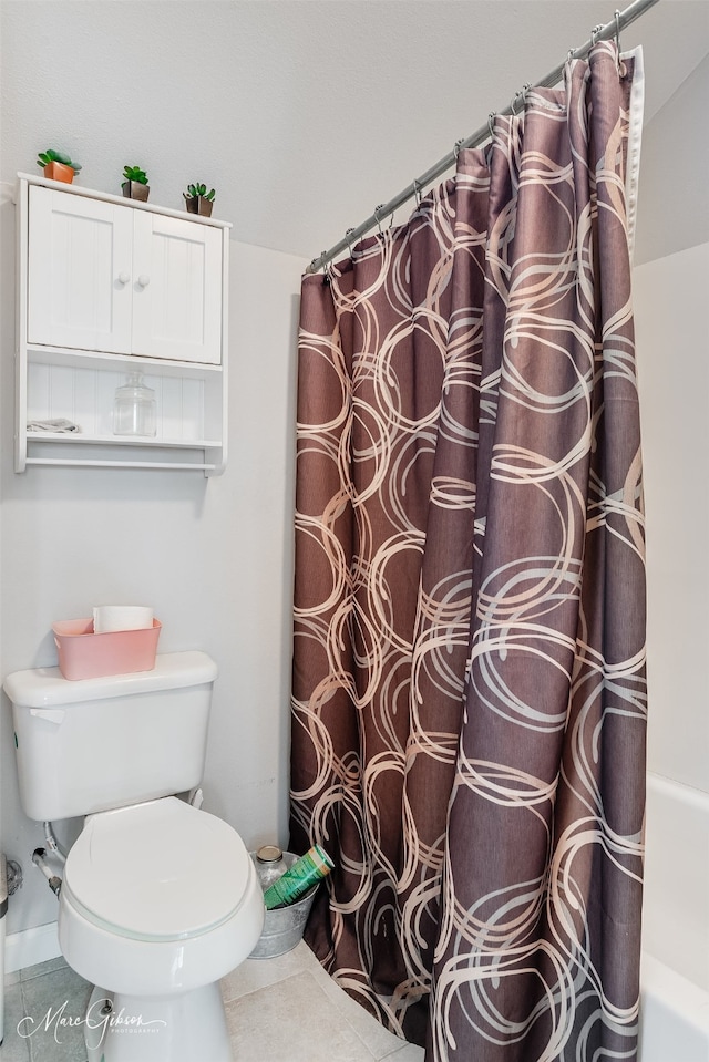 bathroom featuring toilet and baseboards