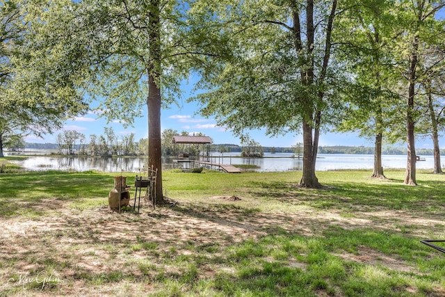 view of yard featuring a water view