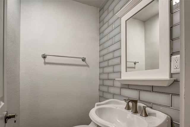 110 Pine St, Weatherford, TX 76086 - half bath with a sink
