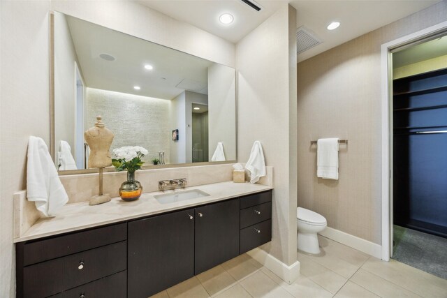 2408 Victory Park Ln Unit 1031, Dallas, TX 75219 - bathroom featuring vanity, tile patterned flooring, visible vents, toilet, and baseboards