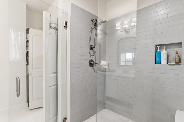 bathroom featuring tiled shower