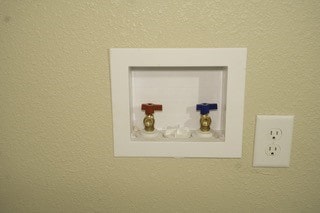 interior details featuring a textured wall