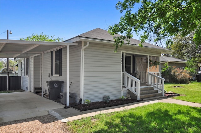 view of front of home featuring roof with shingles and a front lawn