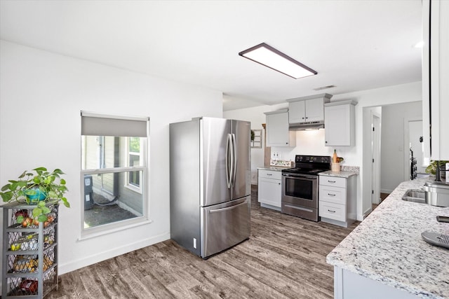500 E Criner St, Grandview, TX 76050 - kitchen with wood finished floors, stainless steel appliances, visible vents, and a sink