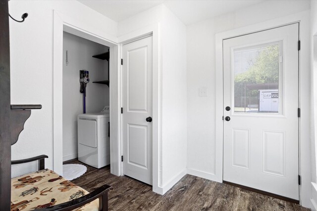 500 E Criner St, Grandview, TX 76050 - entrance foyer with baseboards, washer / clothes dryer, and dark wood-style flooring