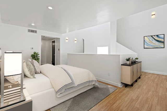 bedroom featuring light wood-style floors, baseboards, visible vents, and recessed lighting