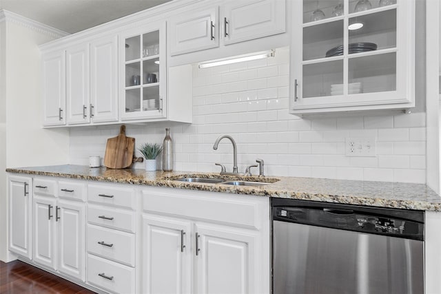 bar featuring crown molding, dishwasher, a sink, dark wood-style flooring, and decorative backsplash