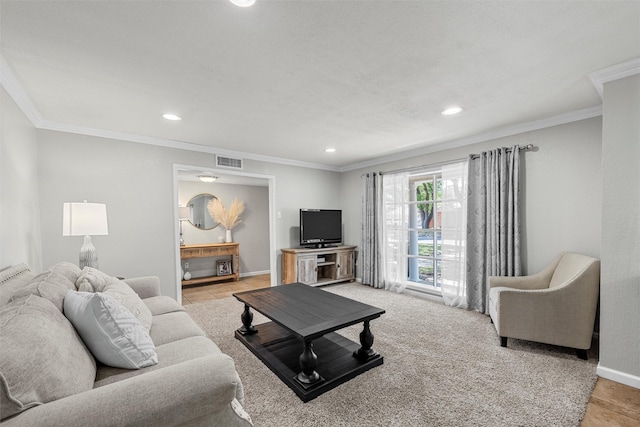 living room featuring recessed lighting, visible vents, baseboards, and crown molding