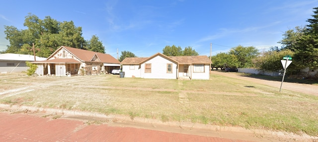 view of front of property featuring a front lawn