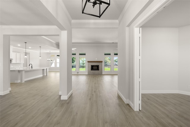 entryway featuring crown molding, an inviting chandelier, recessed lighting, light wood finished floors, and baseboards