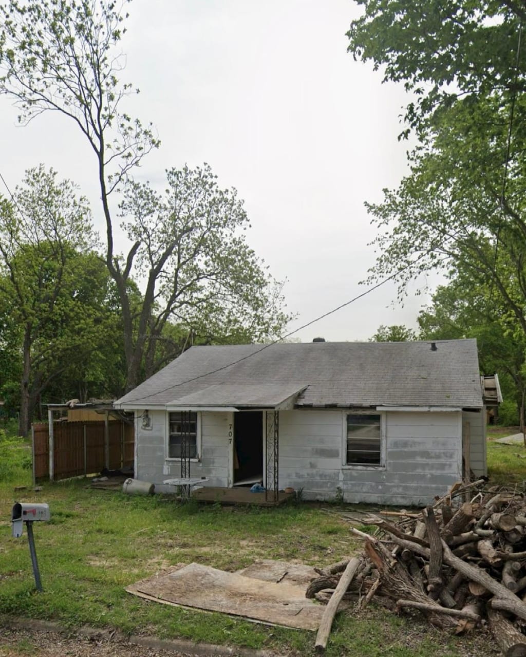 707 Cooper St, Bowie, TX 76230 - view of front of property featuring a front yard