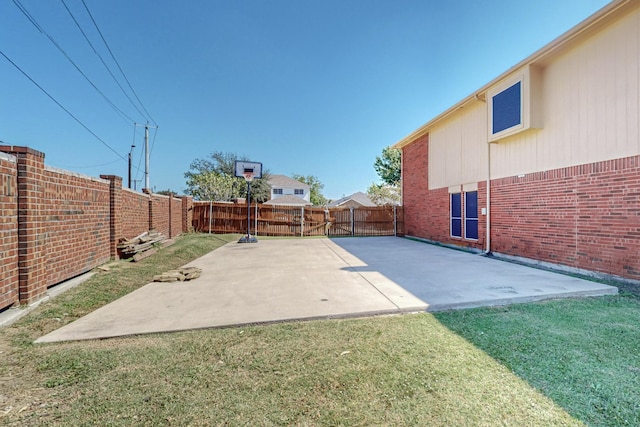 8202 Silverton Dr, Arlington, TX 76001 - view of sport court featuring a fenced backyard and a lawn