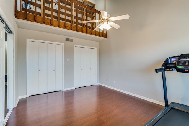 1028 Signal Ridge Pl, Rockwall, TX 75032 - exercise room featuring ceiling fan, visible vents, a high ceiling, wood finished floors, and baseboards