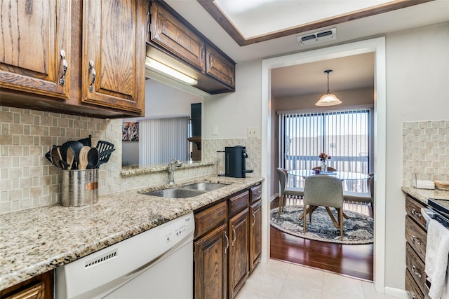 1028 Signal Ridge Pl, Rockwall, TX 75032 - kitchen with dishwasher, visible vents, a sink, and decorative backsplash