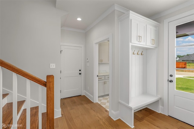 916 Aaron Ln, Benton, LA 71006 - mudroom featuring healthy amount of natural light, light wood finished floors, crown molding, and recessed lighting