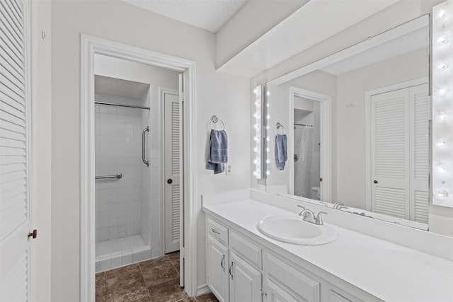 3206 Knights Haven Ln, Garland, TX 75044 - bathroom featuring a closet, tiled shower, and vanity