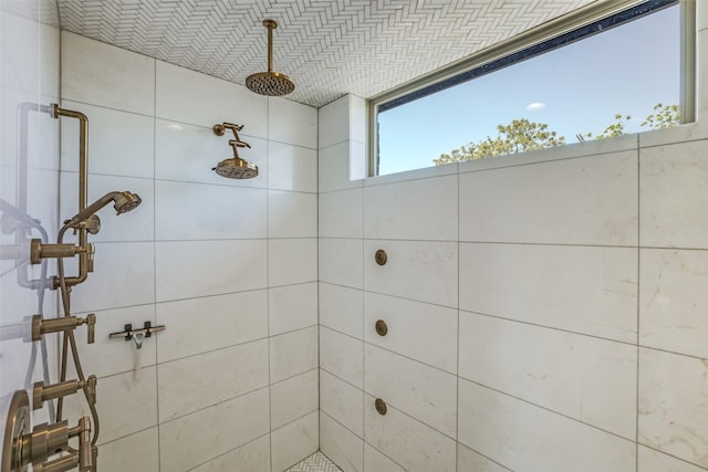 bathroom featuring a tile shower