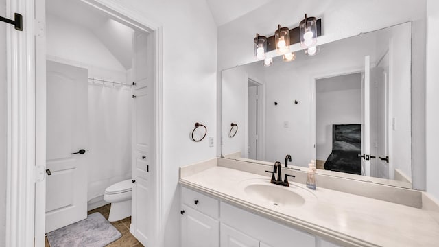 bathroom featuring a shower with shower curtain, vanity, and toilet