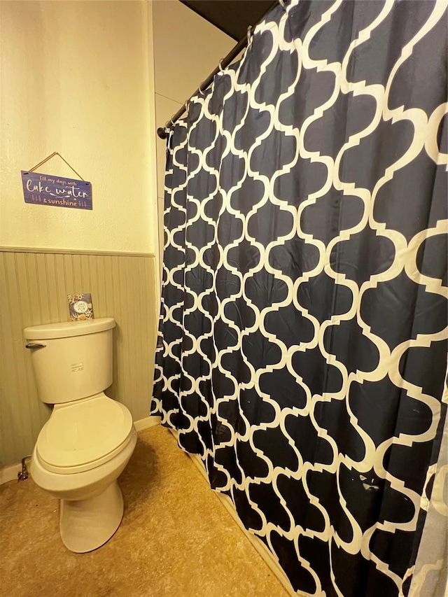 143 Lisa Layne St, Gun Barrel City, TX 75156 - bathroom with wainscoting, toilet, and curtained shower
