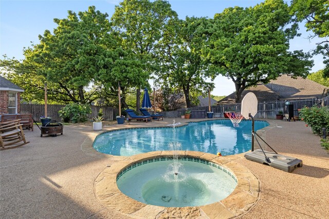 1805 Paddington Ct, Arlington, TX 76017 - view of pool with a patio area, a fenced backyard, an in ground hot tub, and a fenced in pool