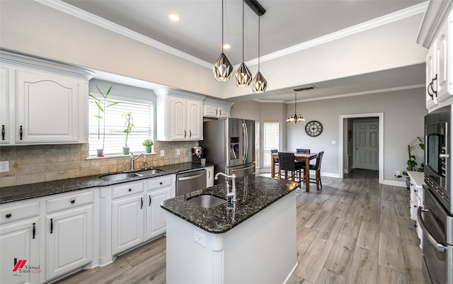 1231 Whitehall Dr, Bossier City, LA 71112 - kitchen with stainless steel appliances, visible vents, a sink, and decorative backsplash