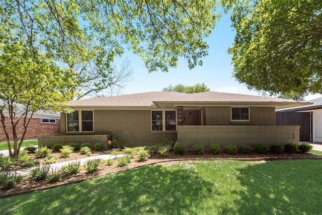 652 Bizerte Ave, Dallas, TX 75224 - ranch-style house featuring a front yard and brick siding