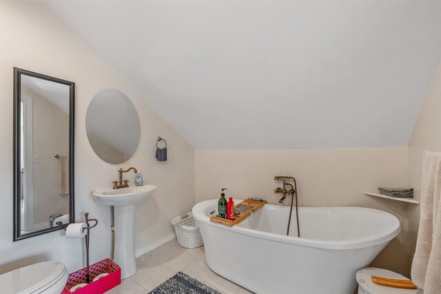 1674 Vz County Road 1514, Grand Saline, TX 75140 - bathroom featuring toilet, a freestanding bath, vaulted ceiling, and baseboards
