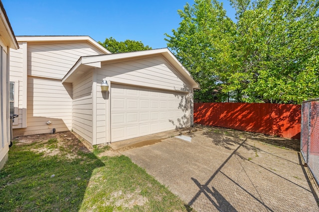 13420 Vida Ln, Dallas, TX 75253 - garage featuring concrete driveway