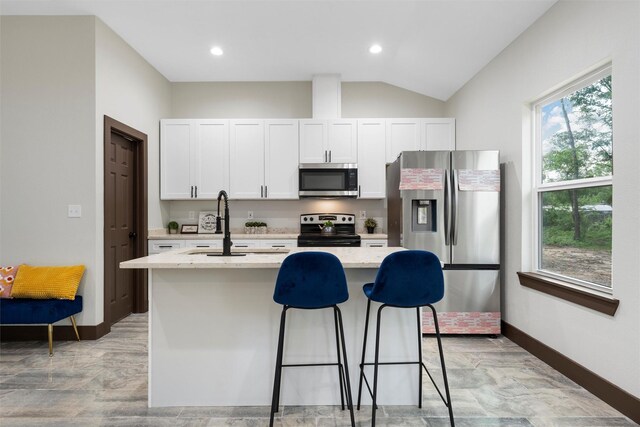 228 W Fm 27, Fairfield, TX 75840 - kitchen with stainless steel appliances, an island with sink, a sink, white cabinets, and a breakfast bar area