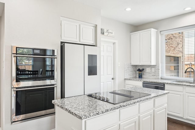 7812 Alderwood Pl, Plano, TX 75025 - kitchen with appliances with stainless steel finishes, a sink, a center island, white cabinetry, and recessed lighting