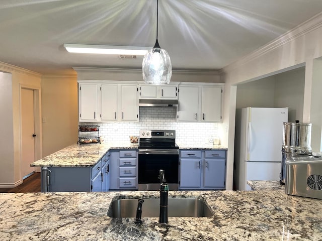 kitchen featuring freestanding refrigerator, stainless steel electric range oven, white cabinetry, under cabinet range hood, and a sink