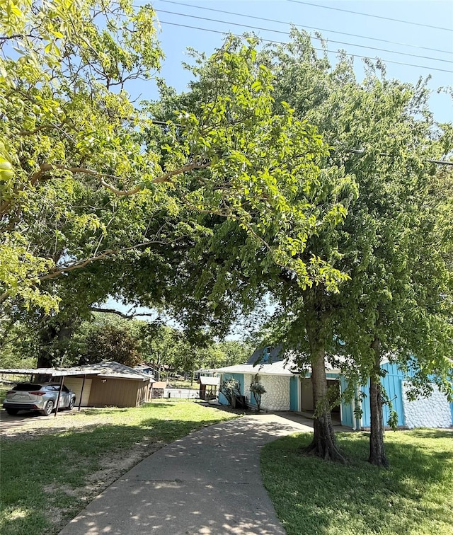 view of front of house featuring a front lawn and concrete driveway