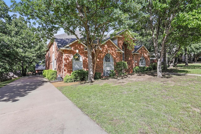 805 Red Oak Ct, Crowley, TX 76036 - view of front of house featuring brick siding, a front yard, and driveway