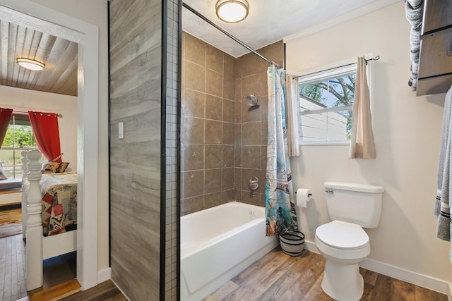 full bathroom featuring baseboards, shower / tub combo with curtain, crown molding, toilet, and wood finished floors