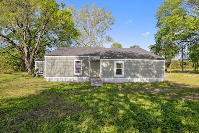 view of front of home featuring a front yard