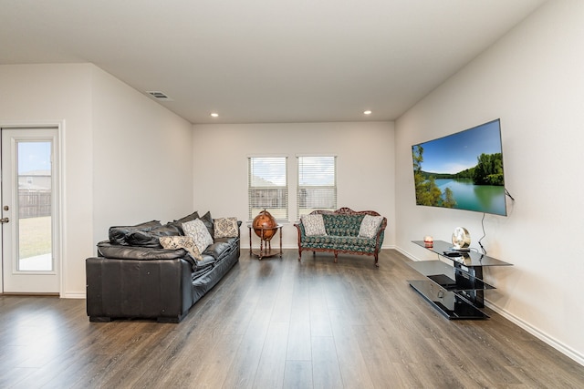 living room featuring recessed lighting, wood finished floors, visible vents, and baseboards