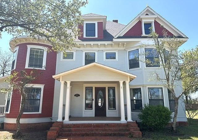view of front of house featuring a porch