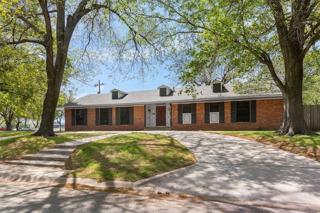 800 Western Hills Dr, Sherman, TX 75092 - single story home with brick siding, curved driveway, and a front lawn