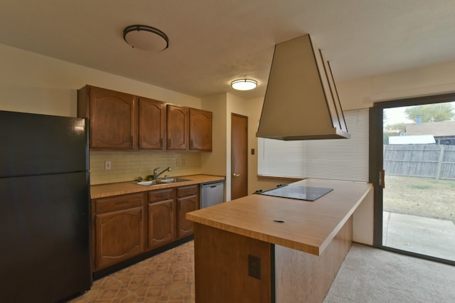 kitchen with tasteful backsplash, a sink, freestanding refrigerator, stainless steel dishwasher, and extractor fan